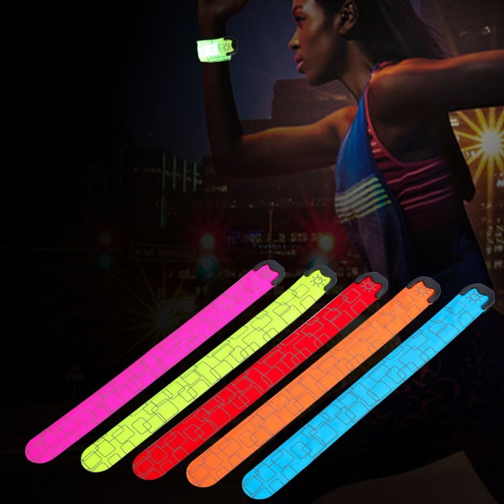 バッテリー式の夜間ランニング用アームバンド。5色展開。USB - Running Visibility Gear のレビューと価格
